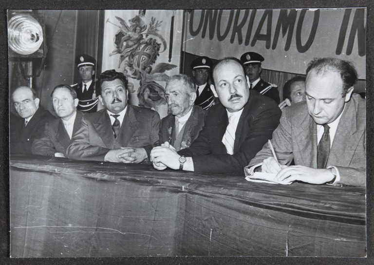 Reggio Emilia, 1955, Teatro Valli, Festeggiamenti per l'80° di Alcide Cervi, Alcide Cervi sul palco delle autorità